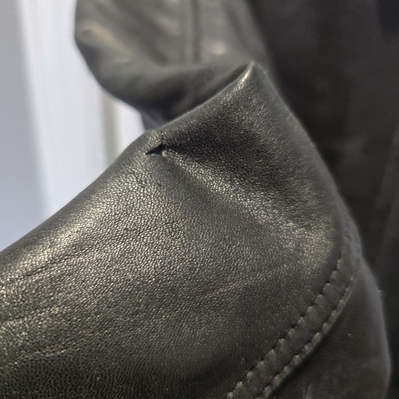 Men's Classic Black Leather Bomber Jacket - Picture 4 of 15